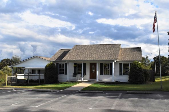 Bed & Biscuit: 153 Fence Ln, Crossville, TN 38571